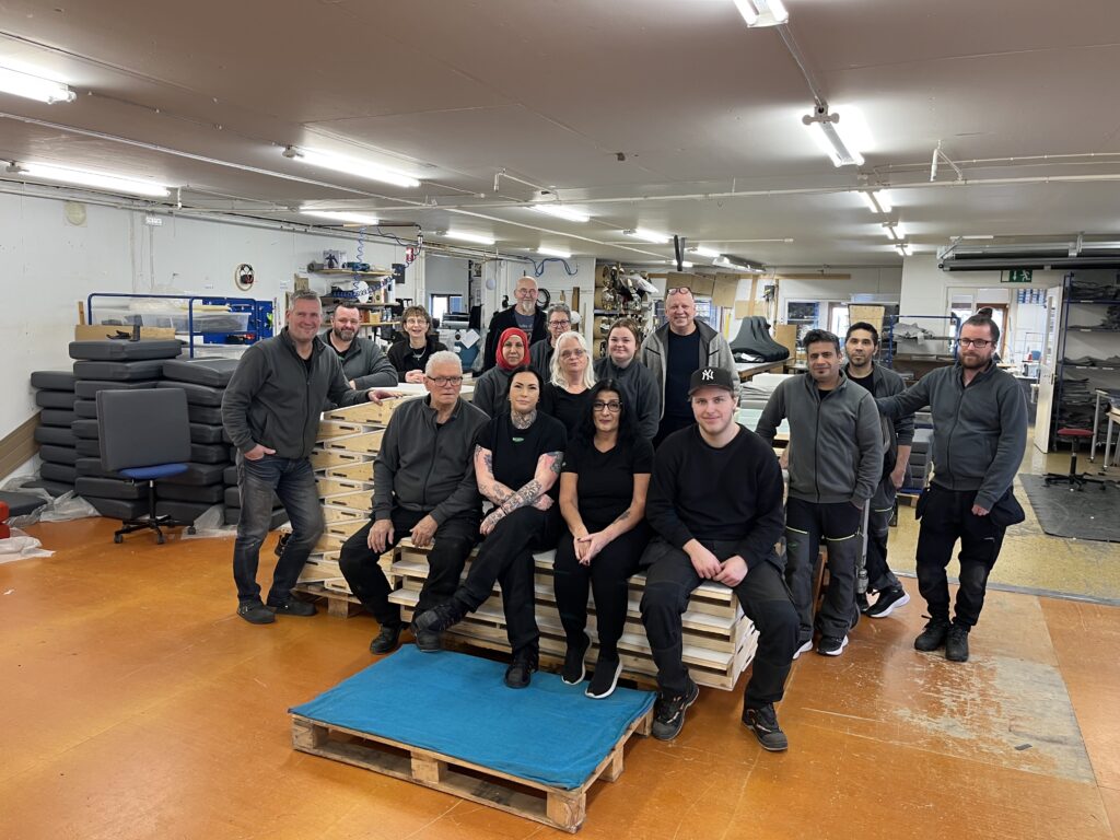 Personalen på Kallin & Franzen för en gruppbild i tillverkande produktionsdel